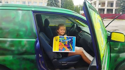 Продаючи пампухи діти заробили на авто для зенітників волинської бригади Продаючи пампухи діти заробили на авто для зенітників волинської бригади