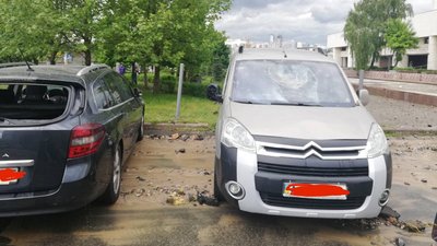 Затоплений перехід метро та потрощені автівки. У столичному Голосіїво прорвало трубу Затоплений перехід метро та потрощені автівки. У столичному Голосіїво прорвало трубу