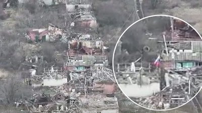 Російський прапор на зруйнованій будівлі у Вовчанську