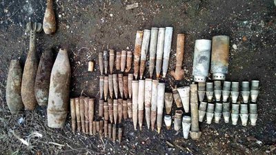 На Донеччині за пів кілометри від села знайшли понад 70 одиниць боєприпасів