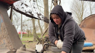 "Жінка зможе все". Історія трактористки Олени Грицай з Білопільщини "Жінка зможе все". Історія трактористки Олени Грицай з Білопільщини