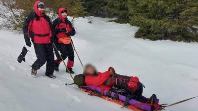 Прикарпатські рятувальники допомогли спуститися з гори у Карпатах туристам з Дніпропетровщини Прикарпатські рятувальники допомогли спуститися з гори у Карпатах туристам з Дніпропетровщини