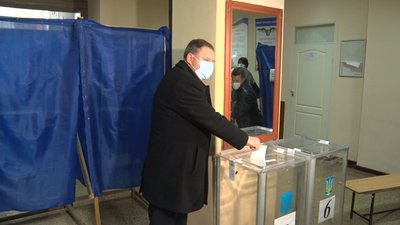 Кандидати на посаду Миколаївського міського голови проголосували на виборчих дільницях Кандидати на посаду Миколаївського міського голови проголосували на виборчих дільницях