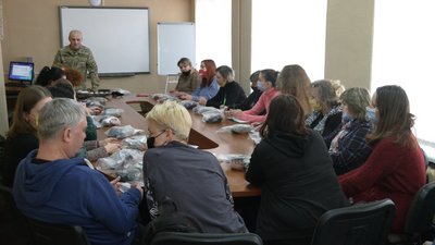 Освітяни на занятті з домедичної допомоги Освітяни на занятті з домедичної допомоги