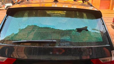 Пошкоджене пострілами авто