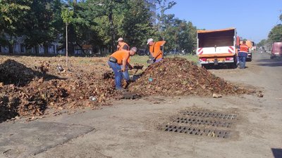 У Миколаєві комунальники почистили дощові колодязі на "Дормашині"
