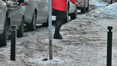 У Хмельницькому люди травмуються на рештках снігу. У ЖКГ кажуть – сам розтане