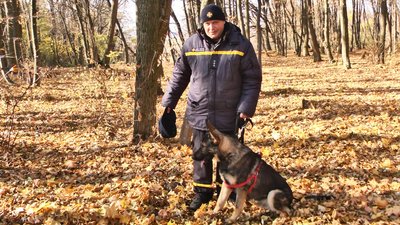 Начальник пошуково-рятувального кінологічного відділення ДСНС області Сергій Троцький з німецькою вівчаркою на прізвисько Джек. Начальник пошуково-рятувального кінологічного відділення ДСНС області Сергій Троцький з німецькою вівчаркою на прізвисько Джек.