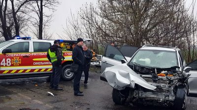На Дніпропетровщині в дорожній аварії загинула людина, ще п'ятеро травмовані