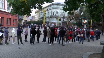 У Франківську батьки дошкільнят добу стояли у черзі до ЦНАПу, щоб записати дітей у садок У Франківську батьки дошкільнят добу стояли у черзі до ЦНАПу, щоб записати дітей у садок