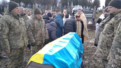 На Тернопільщині в останню дорогу провели загиблого бійця Миколу Палія На Тернопільщині в останню дорогу провели загиблого бійця Миколу Палія