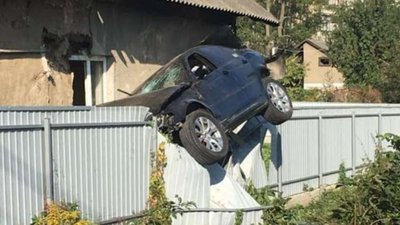 У Чернівцях звільнили поліцейського, який влетів на огорожу