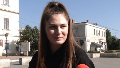 Аліна Ткачук вчиться їздити на електровелосипеді Аліна Ткачук вчиться їздити на електровелосипеді