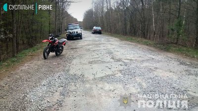 На Рівненщині мотоцикліст не втримав кермо, двоє травмованих