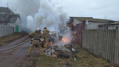 На Харківщині загасили машину, яка спалахнула на ходу На Харківщині загасили машину, яка спалахнула на ходу