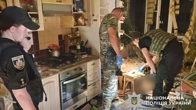 Поліцейські працюють на місці вибуху гранати в Чернівцях