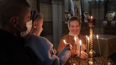 Як у Чернівцях освячували великодні кошики