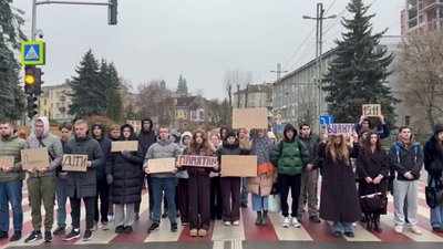 хвилина мовчання, люди з плакатами