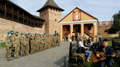 Військові, медики та волонтери: кому в Луцьку вручили орден "Народного героя України" Військові, медики та волонтери: кому в Луцьку вручили орден "Народного героя України"