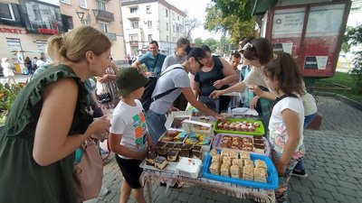 Тернополяни охоче купували солодощі, які спекли сумівці Тернополяни охоче купували солодощі, які спекли сумівці