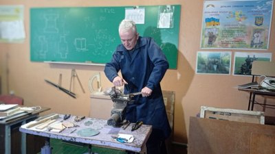 Сумський вчитель спроєктував і виробляє пічку, яка вміщається в кишені Сумський вчитель спроєктував і виробляє пічку, яка вміщається в кишені