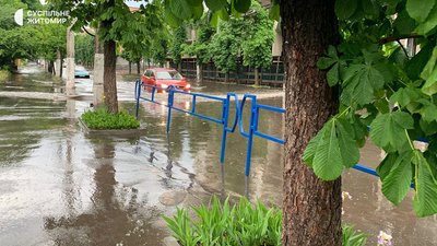 Гроза у Житомирі – місто накрила злива, підтопивши вулиці Гроза у Житомирі – місто накрила злива, підтопивши вулиці