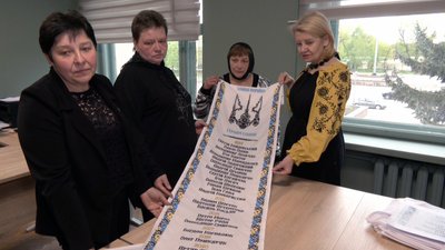 Як матері та дружини загиблих захисників з Нововолинська вишивають "Рушник Пам’яті"