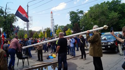 Як у Дніпрі встановлювали червоно-чорний прапор біля ОДА (фоторепортаж) Як у Дніпрі встановлювали червоно-чорний прапор біля ОДА (фоторепортаж)