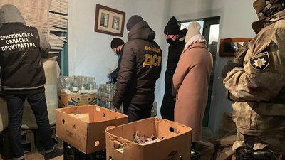 Правоохоронці Тернопільщини затримали групу осіб, яка виготовляла підроблений алкоголь