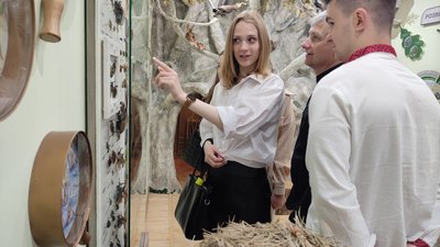 Відвідувачі Хмельницького обласного краєзнавчого музею розглядають комах, жовтень 2023. Фото: Наталія Мовчан Відвідувачі Хмельницького обласного краєзнавчого музею розглядають комах, жовтень 2023. Фото: Наталія Мовчан