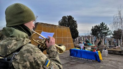 На Херсонщині попрощалися з учасником АТО, який помер від коронавірусу На Херсонщині попрощалися з учасником АТО, який помер від коронавірусу