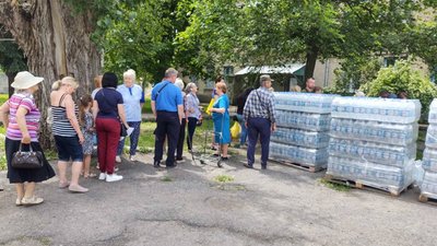 Везуть водовозами цистернами та пляшками. Як допомагають з водою жителям Нікопольщини Везуть водовозами цистернами та пляшками. Як допомагають з водою жителям Нікопольщини