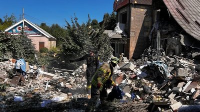 У Бахмуті з-під завалів врятували одного чоловіка та дістали тіла двох загиблих