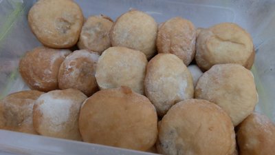 Авторка нової поштової марки з Волині продає з друзями пончики задля допомоги ЗСУ Авторка нової поштової марки з Волині продає з друзями пончики задля допомоги ЗСУ