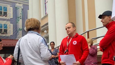 Переселенці отримують грошові ваучери Переселенці отримують грошові ваучери