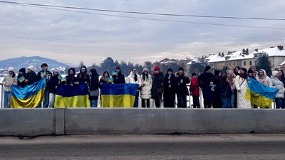 У Мукачеві до Дня Соборності понад 200 людей утворили Ланцюг національної єдності