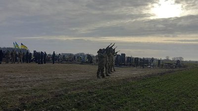 На Чернігівщині попрощалися з двома бійцями, які загинули на Донбасі На Чернігівщині попрощалися з двома бійцями, які загинули на Донбасі