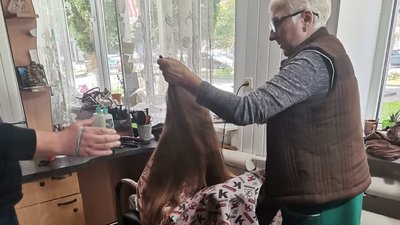 10-річній Вікторії в перукарні стрижуть волосся 10-річній Вікторії в перукарні стрижуть волосся
