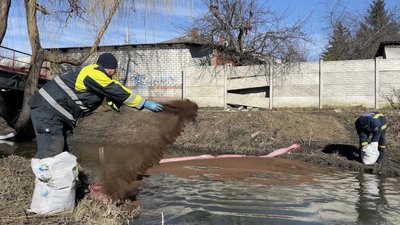 Фахівці висипають у Немишлю сорбент — торф, Харківська область, лютий 2024 року. Фахівці висипають у Немишлю сорбент — торф, Харківська область, лютий 2024 року.