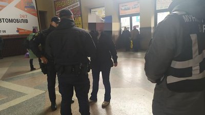 У Франківську жінка напала на працівника муніципальної варти