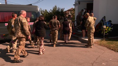 У Херсоні попрощались із загиблим військовим з Антоном Ігошиним У Херсоні попрощались із загиблим військовим з Антоном Ігошиним
