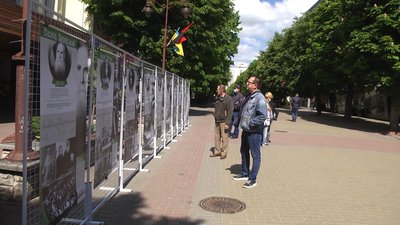 На вуличній виставці представлено 19 плакатів із діячами різних галузей На вуличній виставці представлено 19 плакатів із діячами різних галузей