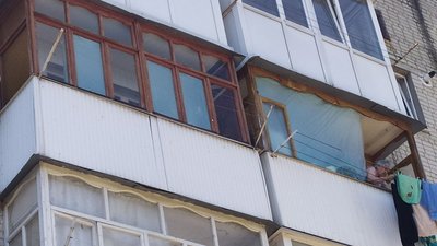 Зруйновані балкони, вибите скло і тріщини на стелях. Хто і коли усуватиме наслідки ракетного обстрілу в Кропивницькому