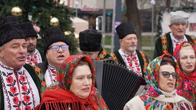 "Ми прийшли привітати вас із вечерею святою". У центрі Кропивницького колядували й щедрували "Ми прийшли привітати вас із вечерею святою". У центрі Кропивницького колядували й щедрували