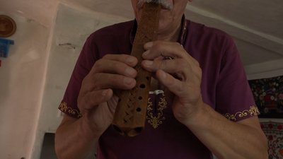Грає на сокирі, варенику і тилинці: людина-оркестр Михайло Твердий освоїв більше 140 інструментів