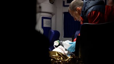 Парамедики евакуювали жителя Бахмута та його родину. Чоловік отримав поранення під час обстрілу армії РФ Парамедики евакуювали жителя Бахмута та його родину. Чоловік отримав поранення під час обстрілу армії РФ