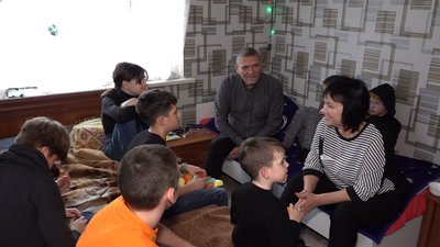 Багатодітна родина переселенців із Марганця зустрічатиме Новий рік у Черкасах Багатодітна родина переселенців із Марганця зустрічатиме Новий рік у Черкасах