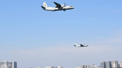 День ВМСУ: в морі показово "врятували" корабель та спустили на воду вінок День ВМСУ: в морі показово "врятували" корабель та спустили на воду вінок