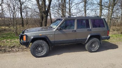 Жителі села на Кіровоградщині купили позашляховик для українських військових