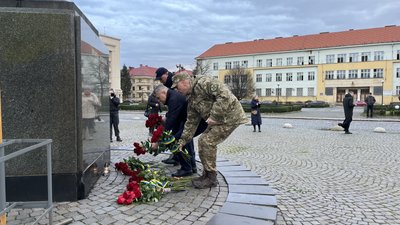 В Ужгороді до пам'ятника Шевченка покладають квіти В Ужгороді до пам'ятника Шевченка покладають квіти